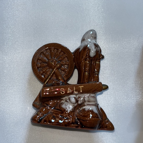Salt and Pepper shaker set - Spinning Wheel Salt and Pepper Shaker set. Vintage - Picture 2 of 11